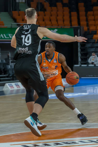 足敲响了警 足敲响了警